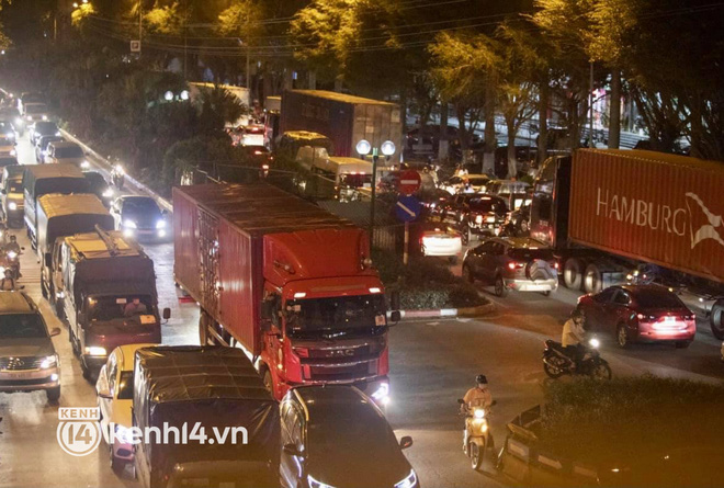 Hà Nội: Tuyến đường qua khu đô thị Xa La bất ngờ ùn tắc kéo dài trong ngày giãn cách cuối cùng - Ảnh 2.