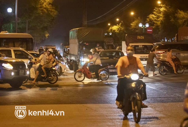 Hà Nội: Tuyến đường qua khu đô thị Xa La bất ngờ ùn tắc kéo dài trong ngày giãn cách cuối cùng - Ảnh 11.