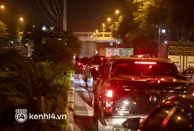 Hà Nội: Tuyến đường qua khu đô thị Xa La bất ngờ ùn tắc kéo dài trong ngày giãn cách cuối cùng - Ảnh 12.