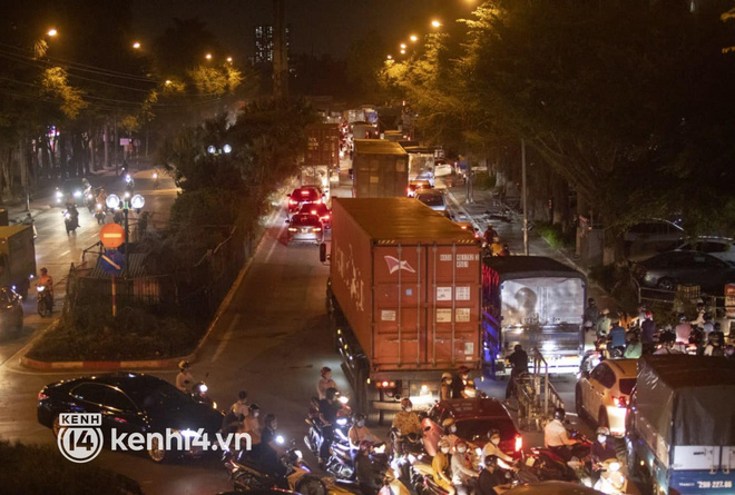 Hà Nội: Tuyến đường qua khu đô thị Xa La bất ngờ ùn tắc kéo dài trong ngày giãn cách cuối cùng - Ảnh 3.