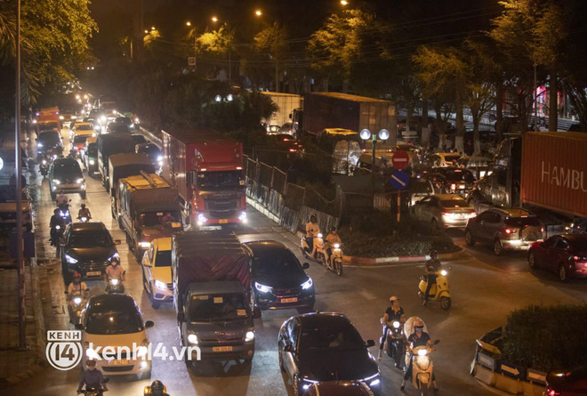 Hà Nội: Tuyến đường qua khu đô thị Xa La bất ngờ ùn tắc kéo dài trong ngày giãn cách cuối cùng - Ảnh 4.