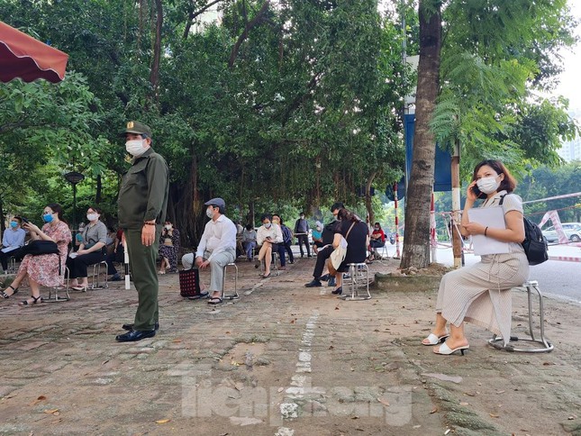 Hình ảnh dân Hà Nội đổ xô làm thủ tục nhà đất ngày đầu nới giãn cách - Ảnh 8.