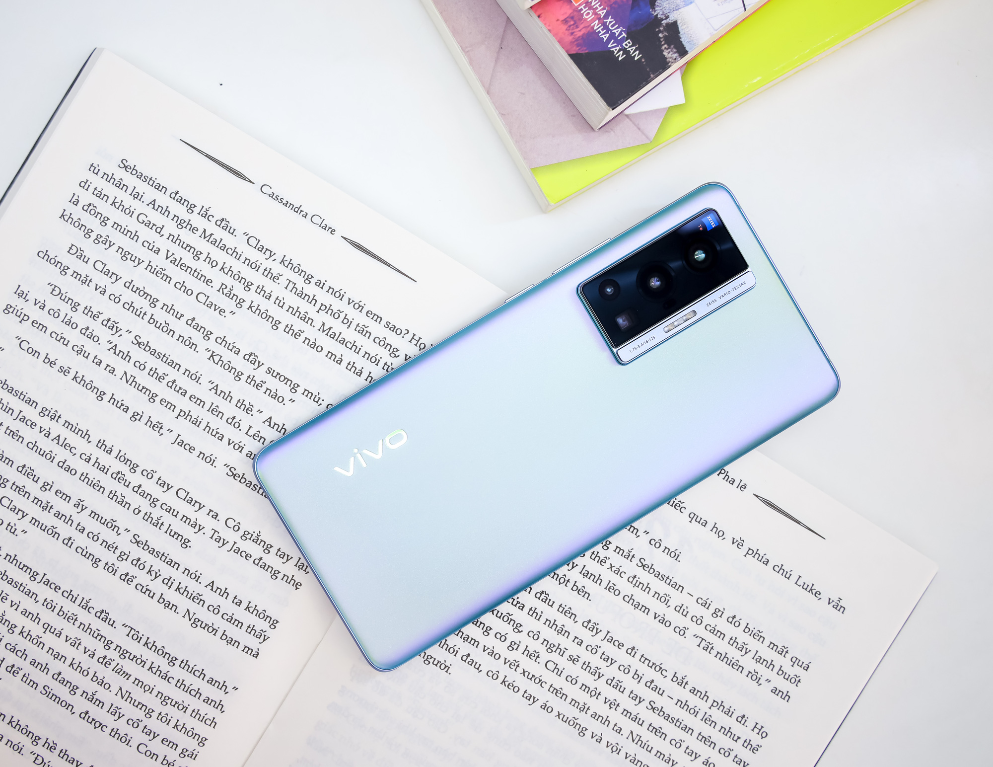 Với Vivo X70 Pro, bạn sẽ trải nghiệm được nhiều tính năng mới lạ và thông minh hơn bao giờ hết. Với hệ thống camera đỉnh cao và bộ nhớ lưu trữ rộng lớn, Vivo X70 Pro đáp ứng mọi nhu cầu của bạn và giúp bạn chụp ảnh đỉnh cao hơn.