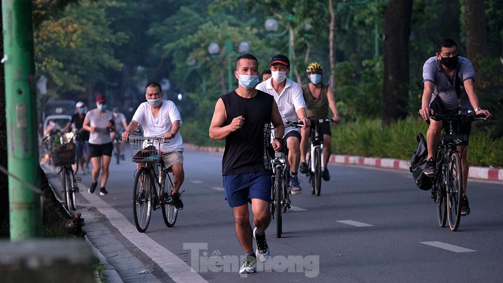 Hà Nội vừa nới lỏng giãn cách, người dân kéo nhau đi tập thể dục, chạy bộ, đạp xe - Ảnh 14.