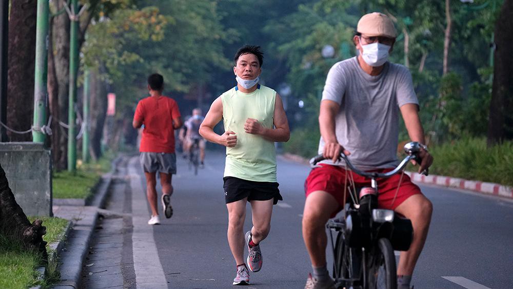 Hà Nội vừa nới lỏng giãn cách, người dân kéo nhau đi tập thể dục, chạy bộ, đạp xe - Ảnh 6.