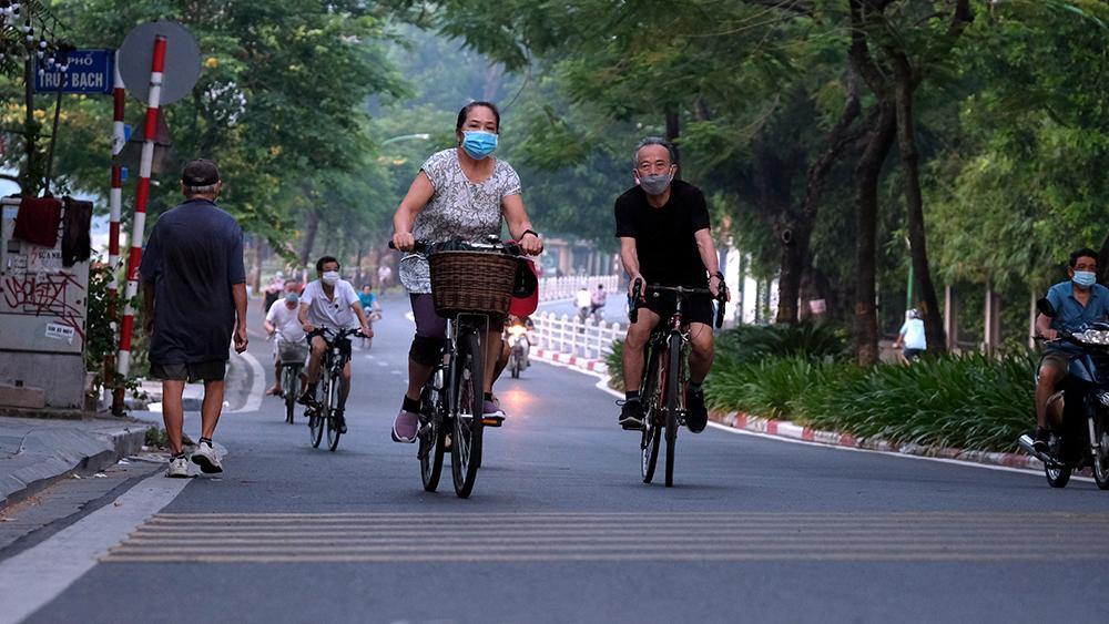 Hà Nội vừa nới lỏng giãn cách, người dân kéo nhau đi tập thể dục, chạy bộ, đạp xe - Ảnh 7.