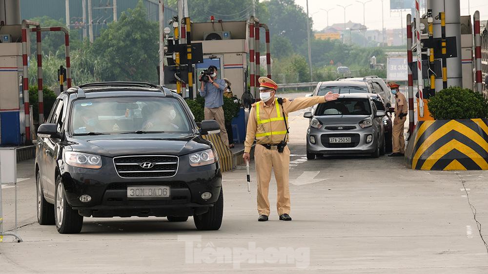 Cận cảnh trạm thu phí Pháp Vân-Cầu Giẽ hoạt động trở lại sau gần 2 tháng nghỉ vì dịch - Ảnh 7.