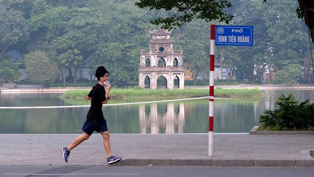 Hà Nội vừa nới lỏng giãn cách, người dân kéo nhau đi tập thể dục, chạy bộ, đạp xe - Ảnh 10.