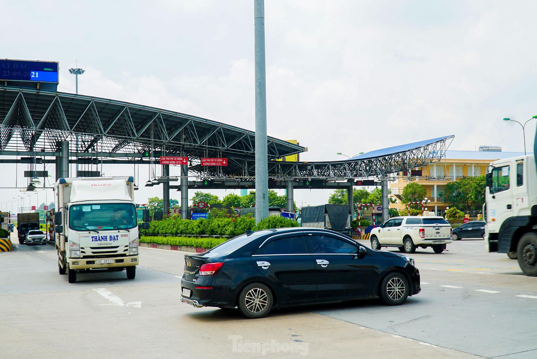 Thiếu giấy tờ, người dân buộc phải quay đầu tại cửa ngõ Hà Nội - Ảnh 12.