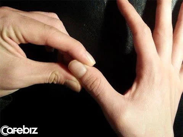 Nắm chặt tay 30 giây, biết rõ tình trạng sức khoẻ: Đau ngón cái liên quan tới phổi, đau ngón giữa rất có thể tim bạn có vấn đề... - Ảnh 1.