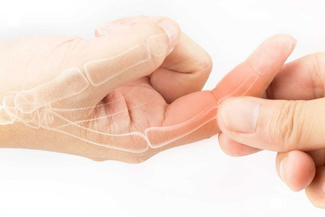 Nắm chặt tay 30 giây, biết rõ tình trạng sức khoẻ: Đau ngón cái liên quan tới phổi, đau ngón giữa rất có thể tim bạn có vấn đề... - Ảnh 2.