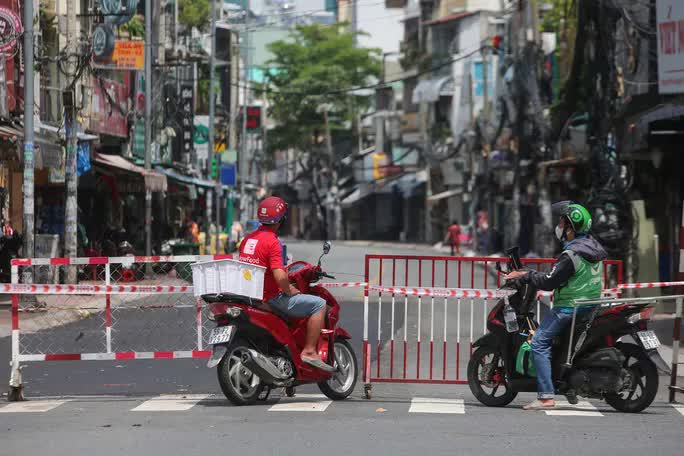  Người dân TP HCM mong chờ ngày tháo bớt các chốt chặn  - Ảnh 1.