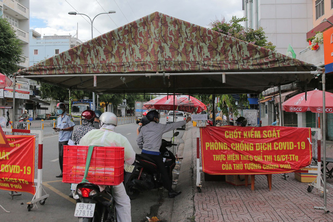  Người dân TP HCM mong chờ ngày tháo bớt các chốt chặn  - Ảnh 2.