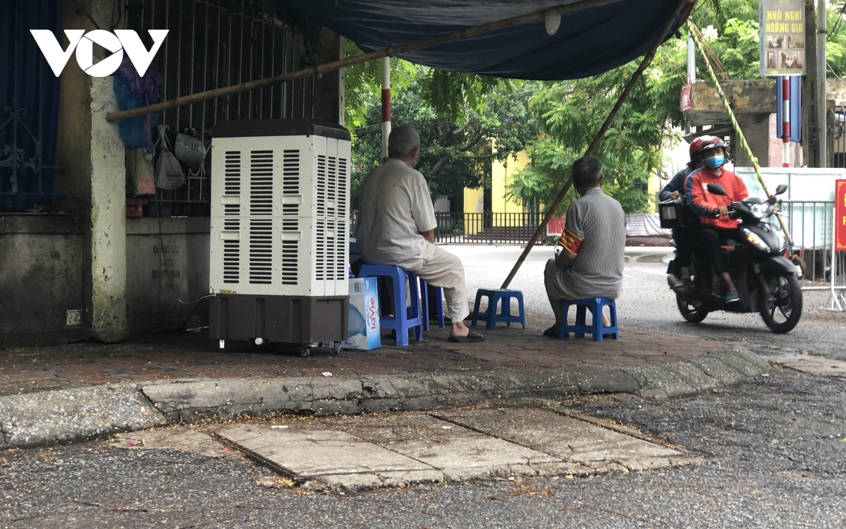 Nhiều ngõ, xóm ở Hà Nội vẫn rào chặt, chốt kiểm soát thả lỏng người ra vào - Ảnh 6.