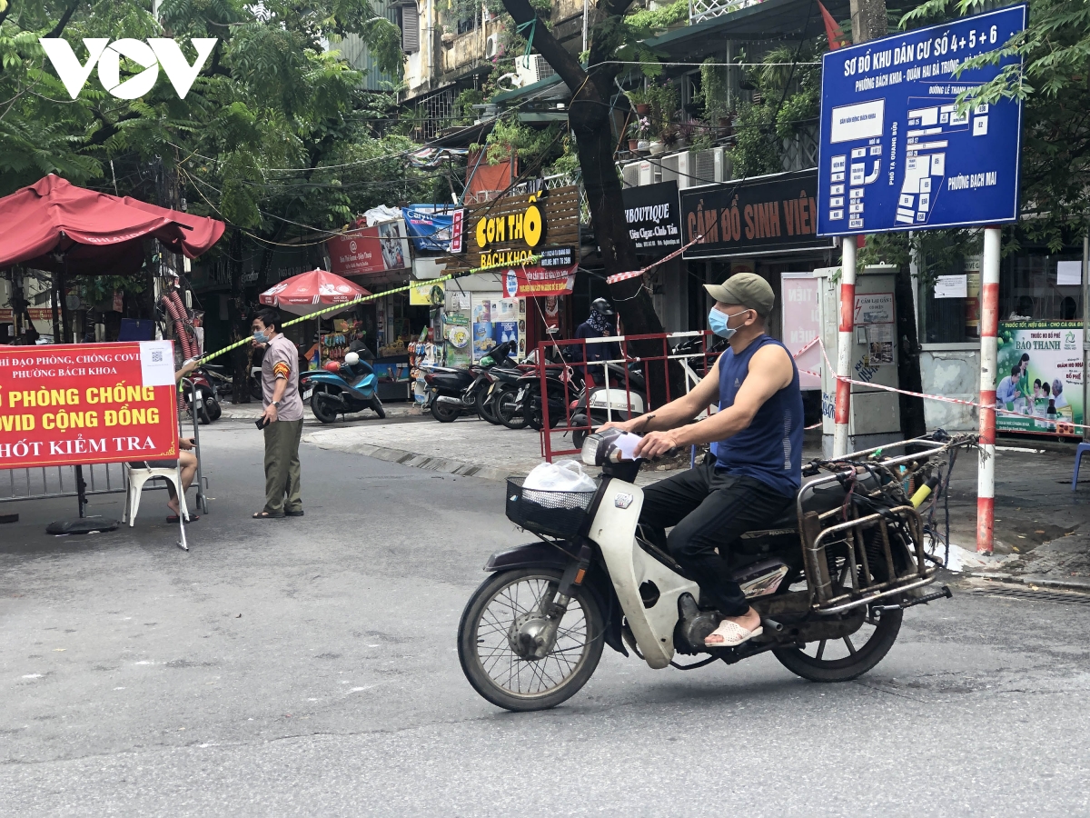 Nhiều ngõ, xóm ở Hà Nội vẫn rào chặt, chốt kiểm soát thả lỏng người ra vào - Ảnh 8.