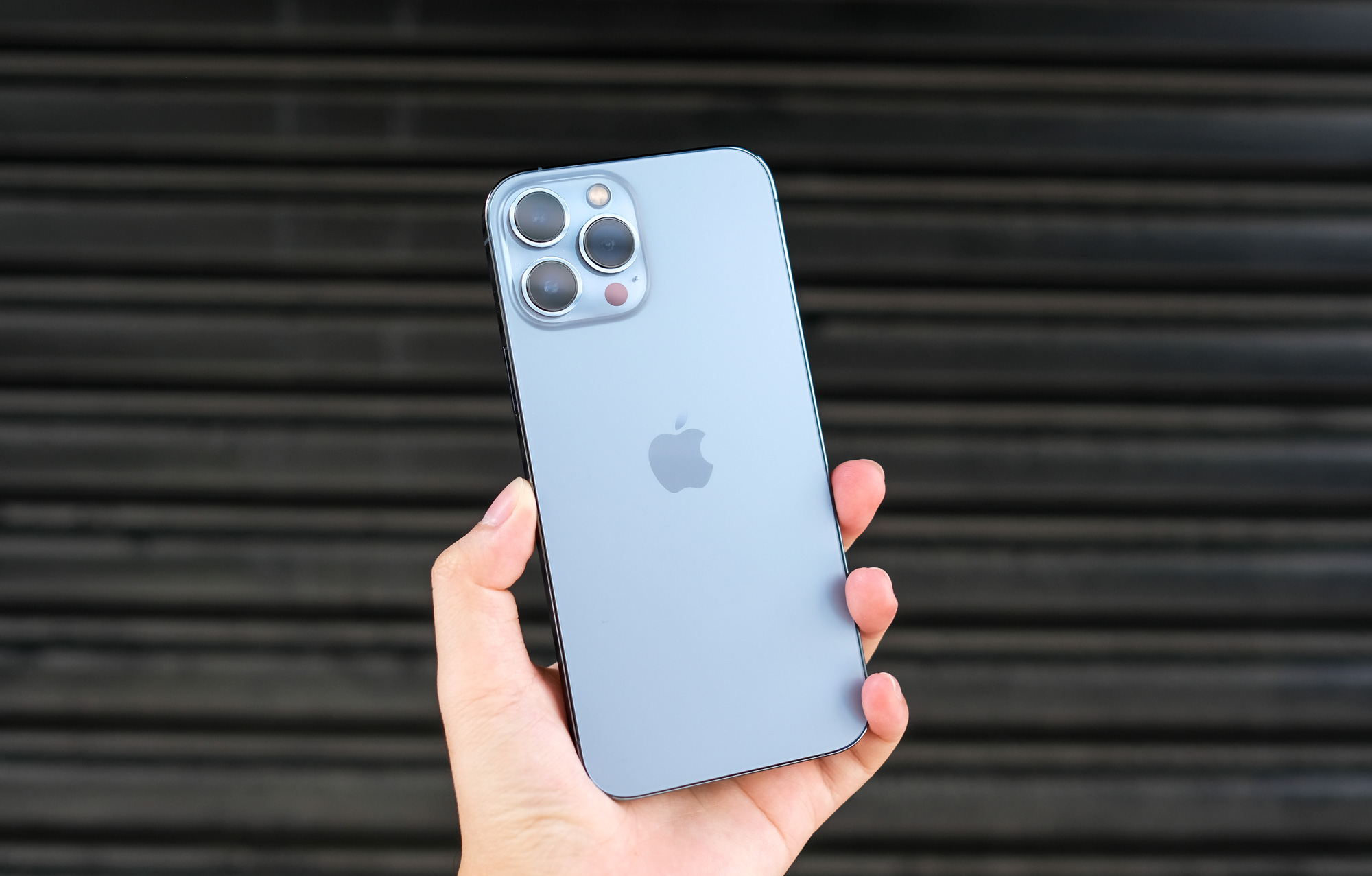 Bạn là một fan hâm mộ thương hiệu Apple và đang tò mò về iPhone 13 Pro Max? Hãy cùng đón xem đánh giá nhanh về sản phẩm này để biết thêm chi tiết về những cải tiến vượt trội của đời iPhone mới nhất này.