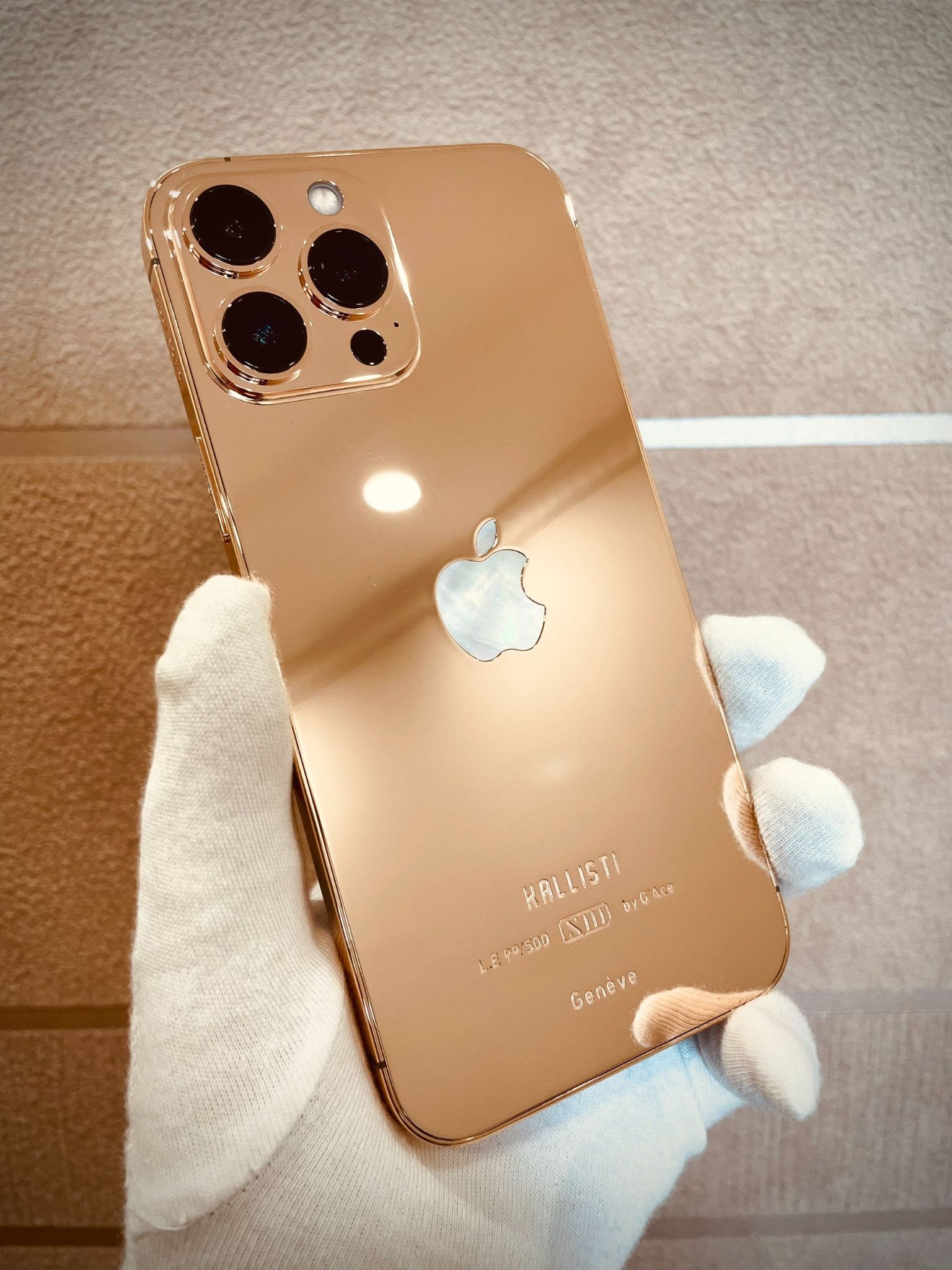 Điện thoại iPhone 13 Pro Max bản mạ vàng và kim cương là một sản phẩm vô cùng ấn tượng và tiên tiến. Bạn sẽ cảm thấy ngạc nhiên trước sự tinh tế và chăm chỉ của những người thiết kế đã tạo ra sản phẩm này.