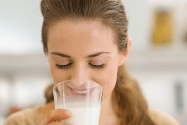 Cùng là uống sữa nhưng uống trước khi ăn và sau khi ăn đem lại hiệu quả hoàn toàn khác nhau: Uống sữa lúc nào tốt nhất, đừng bỏ qua 3 thời điểm - Ảnh 2.