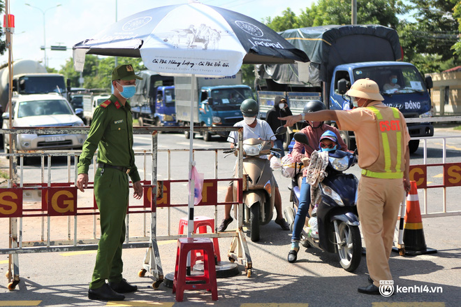  Ảnh: Giáo viên, học sinh tay xách, nách mang quay lại Đà Nẵng chờ ngày đến trường  - Ảnh 1.