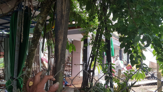  Nóng: Nổ như bom khiến một ngôi nhà ở Quảng Nam bị xé toang, 2 vợ chồng nữ giáo viên tử vong  - Ảnh 1.