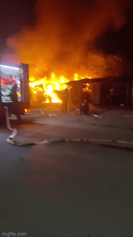 Hà Nội: Cháy lớn 4 ki ốt kinh doanh tại chợ tạm lúc rạng sáng, khói lớn bốc cao ngùn ngụt - Ảnh 1.