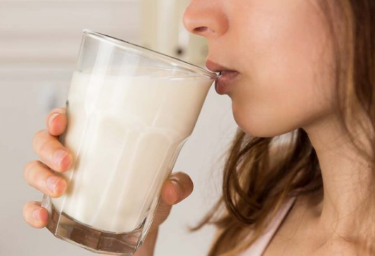 Đều đặn uống sữa vào 3 thời điểm này, trẻ nhỏ sẽ hấp thụ được lượng canxi gấp bội để cao lớn, phụ nữ sẽ trẻ trung hơn - Ảnh 2.