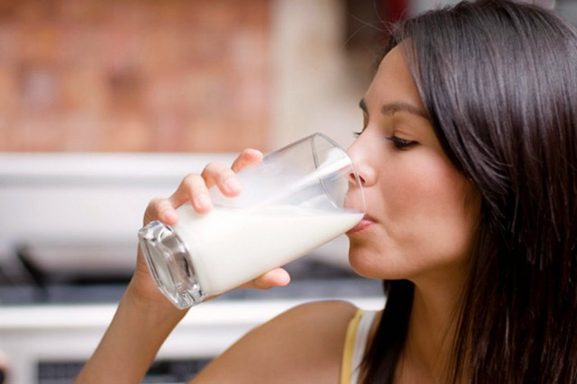 Đều đặn uống sữa vào 3 thời điểm này, trẻ nhỏ sẽ hấp thụ được lượng canxi gấp bội để cao lớn, phụ nữ sẽ trẻ trung hơn - Ảnh 3.