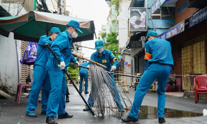  Gỡ bỏ rào chắn, đường phố TP HCM thông thoáng trở lại  - Ảnh 5.