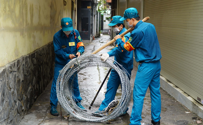  Gỡ bỏ rào chắn, đường phố TP HCM thông thoáng trở lại  - Ảnh 6.