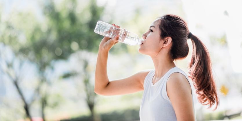 Uống nhiều nước tốt cho cơ thể, tuy nhiên có hai mốc thời gian trong ngày  cần đặc biệt lưu ý: Vào thời điểm này uống nước càng ít càng tốt