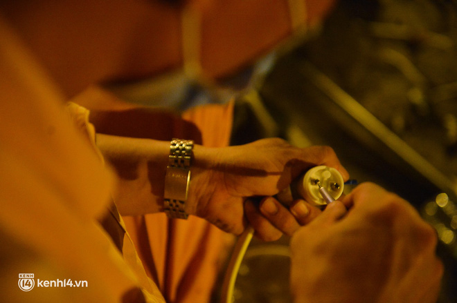 Ảnh: Hà Nội khẩn trương dựng lều dã chiến, phân vùng chống dịch trong đêm - Ảnh 14.