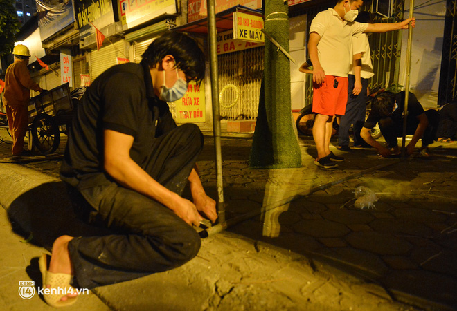 Ảnh: Hà Nội khẩn trương dựng lều dã chiến, phân vùng chống dịch trong đêm - Ảnh 7.