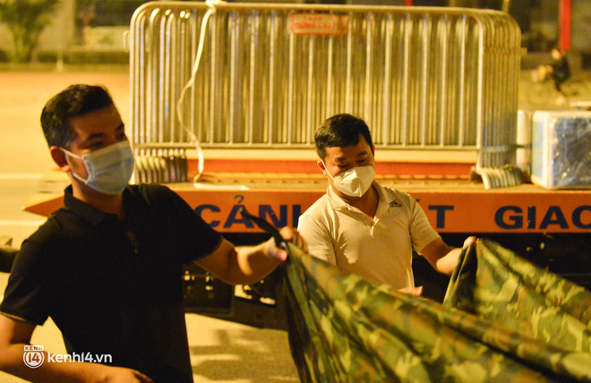 Ảnh: Hà Nội khẩn trương dựng lều dã chiến, phân vùng chống dịch trong đêm - Ảnh 9.