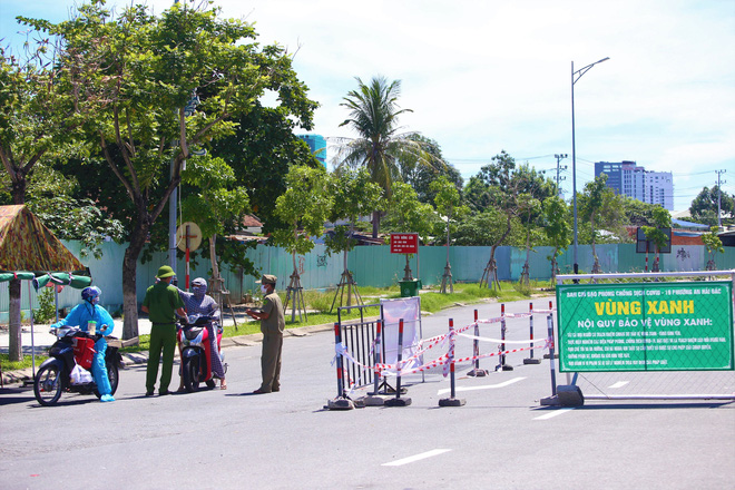  Giấy đi đường mã QR Code chỉ mất khoảng 30 giây kiểm tra, giúp Đà Nẵng không ùn ứ ở chốt kiểm dịch  - Ảnh 1.