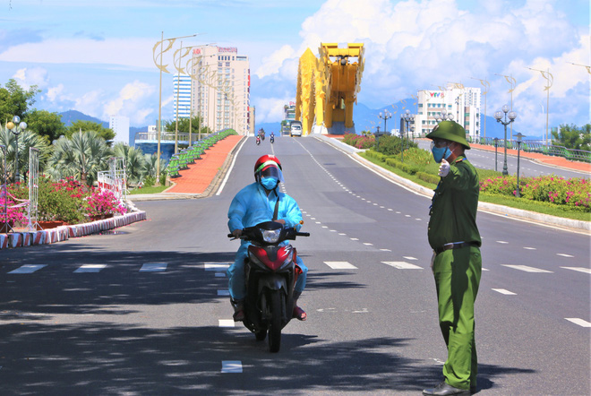  Giấy đi đường mã QR Code chỉ mất khoảng 30 giây kiểm tra, giúp Đà Nẵng không ùn ứ ở chốt kiểm dịch  - Ảnh 2.