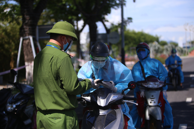  Giấy đi đường mã QR Code chỉ mất khoảng 30 giây kiểm tra, giúp Đà Nẵng không ùn ứ ở chốt kiểm dịch  - Ảnh 3.