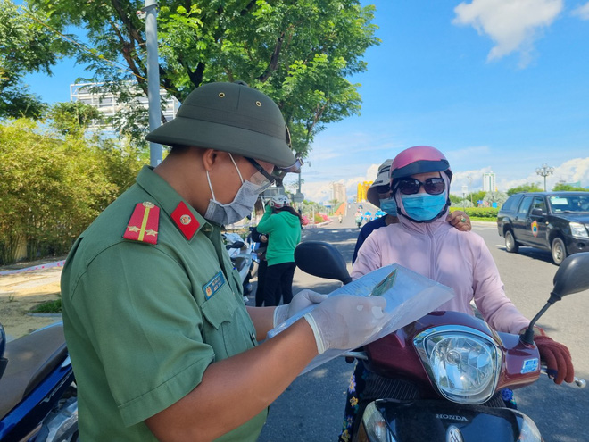  Giấy đi đường mã QR Code chỉ mất khoảng 30 giây kiểm tra, giúp Đà Nẵng không ùn ứ ở chốt kiểm dịch  - Ảnh 4.