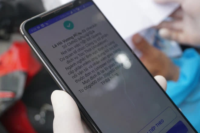  Giấy đi đường mã QR Code chỉ mất khoảng 30 giây kiểm tra, giúp Đà Nẵng không ùn ứ ở chốt kiểm dịch  - Ảnh 10.