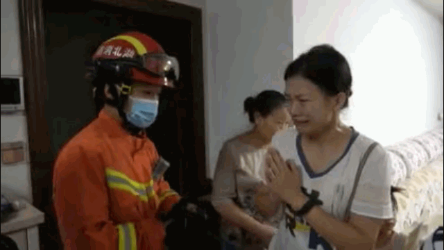 Ở nhà một mình, bé gái 4 tuổi trèo ra cửa sổ rồi bò từ tầng 20 xuống nhà hàng xóm tầng 18, cảnh tượng sau đấy khiến ai nấy thót tim - Ảnh 4. Ở nhà một mình, bé gái 4 tuổi trèo ra cửa sổ rồi bò từ tầng 20 xuống nhà hàng xóm tầng 18, cảnh tượng sau đấy khiến ai nấy thót tim - Ảnh 4.