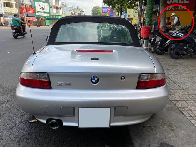 Ông trùm cà phê Đặng Lê Nguyên Vũ mang BMW Z3 siêu hiếm đến một showroom bán siêu xe nổi tiếng TP. HCM gây tò mò - Ảnh 1.