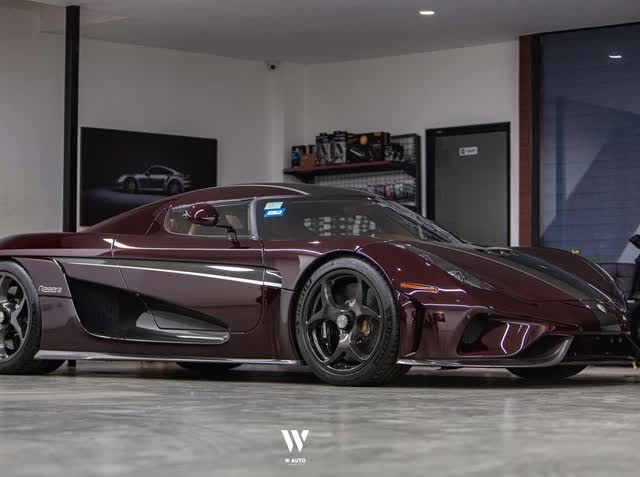 Koenigsegg Regera của Hoàng Kim Khánh lộ ảnh nét căng: Nằm cạnh siêu phẩm trăm tỷ khác, cùng chờ ngày về Việt Nam - Ảnh 1.