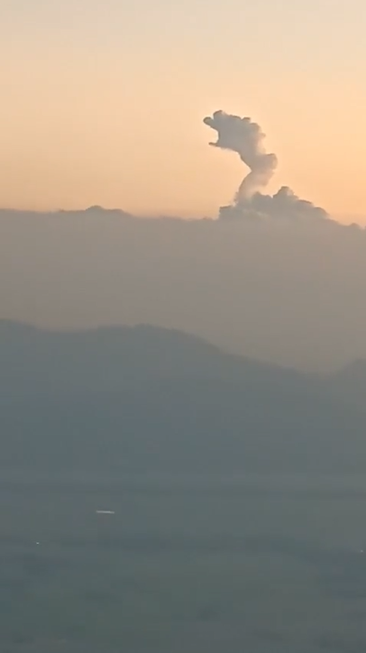Xôn xao cảnh đám mây hình con rồng hiện ra lúc hoàng hôn ở vùng An Giang - Ảnh 1.