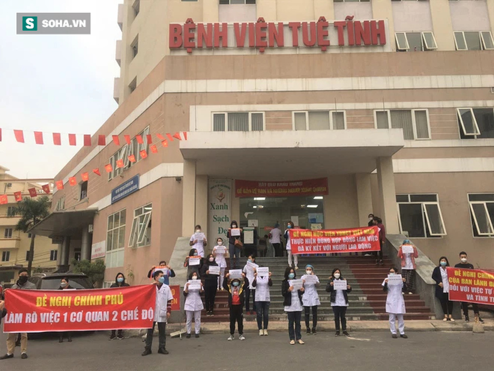  Hà Nội: Hơn 40 y bác sĩ xuống đường cầm băng rôn cầu cứu vì bị nợ lương suốt 8 tháng - Ảnh 1.