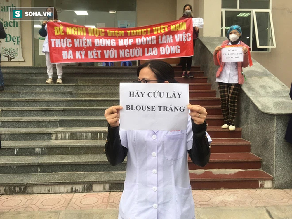  Hà Nội: Hơn 40 y bác sĩ xuống đường cầm băng rôn cầu cứu vì bị nợ lương suốt 8 tháng - Ảnh 3.