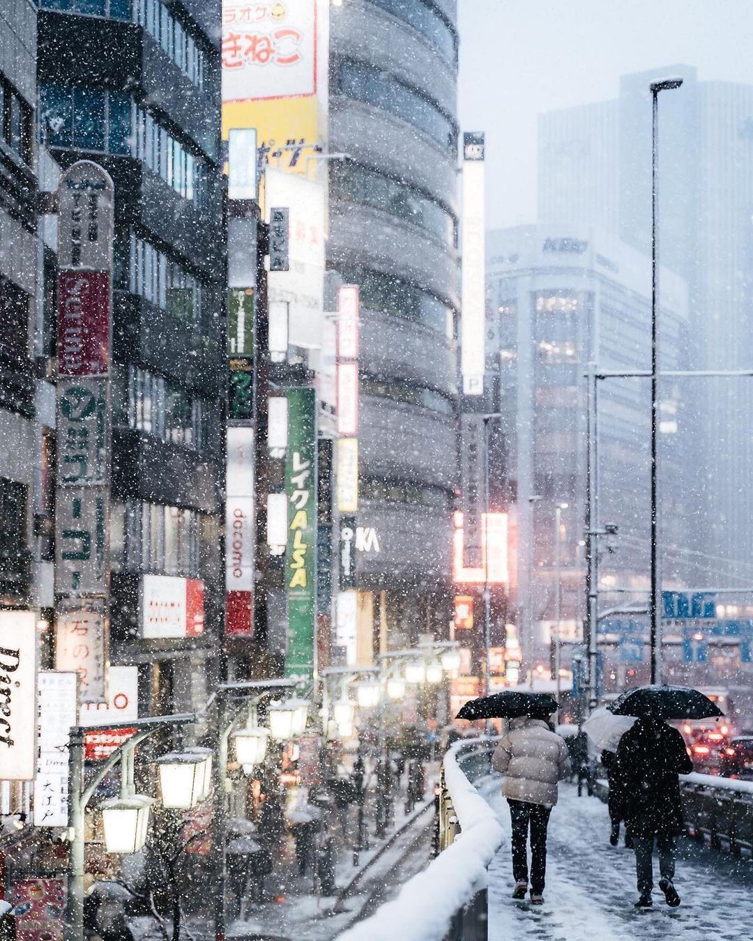 Nhìn Tokyo từ trên cao, bạn sẽ thấy một hình ảnh tuyết trắng tuyệt đẹp bao phủ lên khắp thành phố. Đây là một cảnh tượng không thể thiếu khi đến Tokyo vào mùa đông. Hãy xem hình ảnh để cảm nhận được vẻ đẹp độc đáo này.