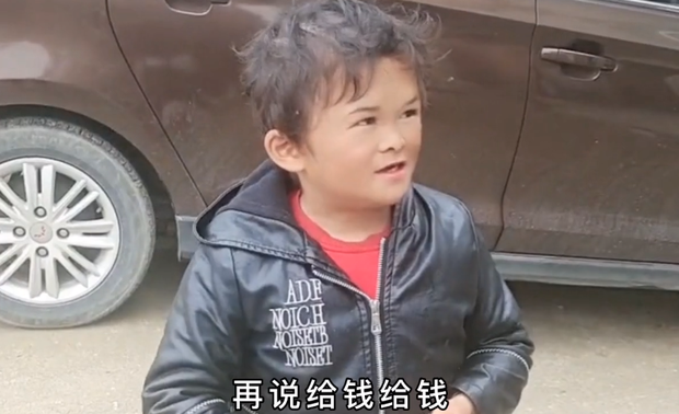 Cậu bé trở thành cỗ máy kiếm tiền nhờ giống hệt Jack Ma 6 năm trước: 14 tuổi vẫn không biết chữ, hình ảnh hiện tại quá xót xa - Ảnh 8.
