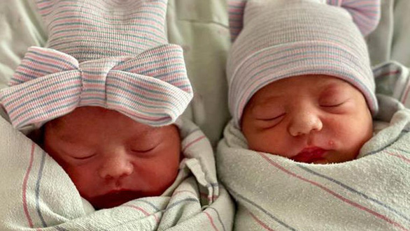 Hy hữu: Cặp song sinh ở Mỹ được sinh ra “chênh” nhau…1 tuổi - Ảnh 2.
