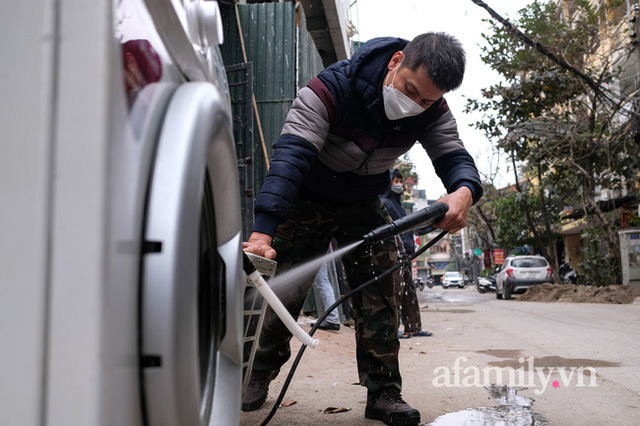 Vụ bé gái mắc kẹt trong ngôi nhà cháy ở Hà Nội: Anh thợ sửa điều hòa có đôi mắt cười kể về cảm giác không thể nào tả được bên khung cửa sổ sinh-tử - Ảnh 1.