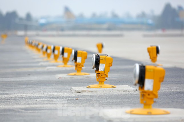 Hình ảnh công nhân hoàn thiện đường băng 1A Nội Bài vào khai thác trước Tết  - Ảnh 2.