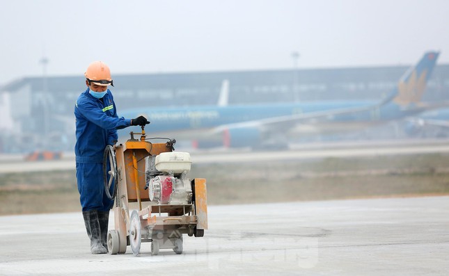  Hình ảnh công nhân hoàn thiện đường băng 1A Nội Bài vào khai thác trước Tết  - Ảnh 3.
